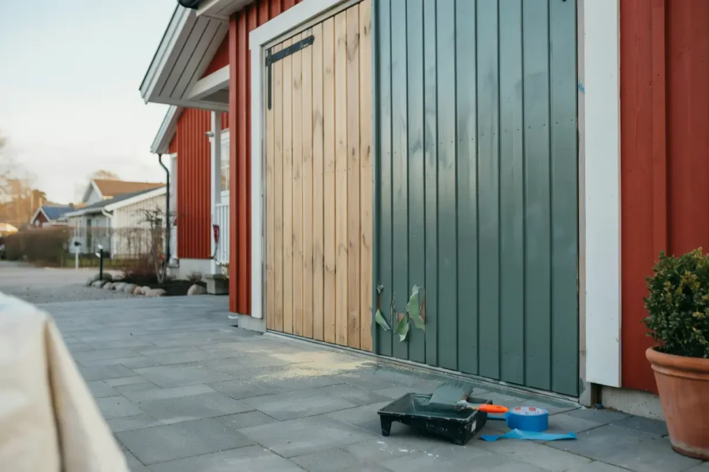 m la om garageporten r tt f rg f rarbete och skydd f r ett snyggt och h llbart resultat